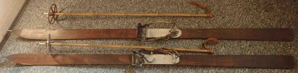 Antike Holzski mit Skistöcken aus Bambus antik vintage in Neukirch