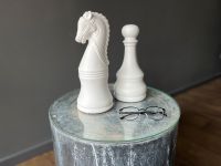 Zwei große Schachfiguren Deko Springer Pferd Hessen - Liederbach Vorschau