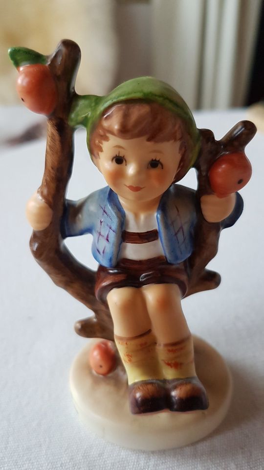 OriginalGoebels, HERBST-Junge im Apfelbaum,Porzellan Figur 142 in Oppenheim