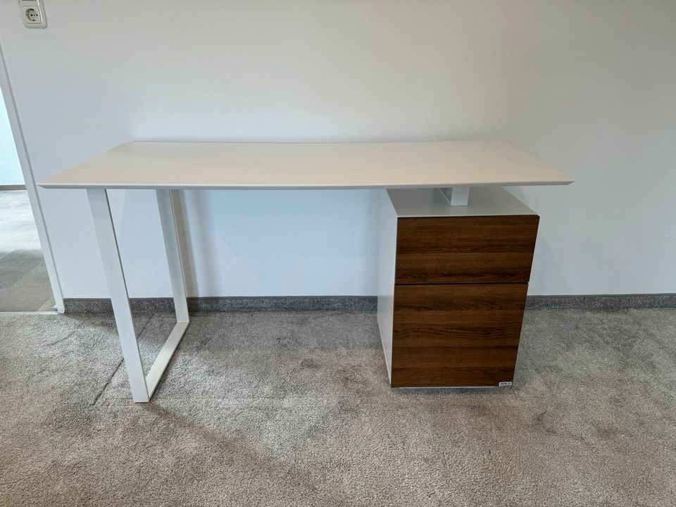 Schreibtisch 140x60 weiß/holz mit Stauraum in Leutenbach