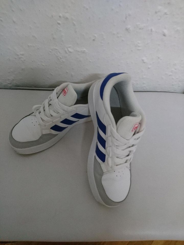 Adidas Schuhe Gr. 36 in München