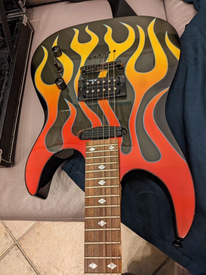 BC Rich E-Gitarre Limited Edition 11/2003 torchy mit viel Zubehör in Friedberg