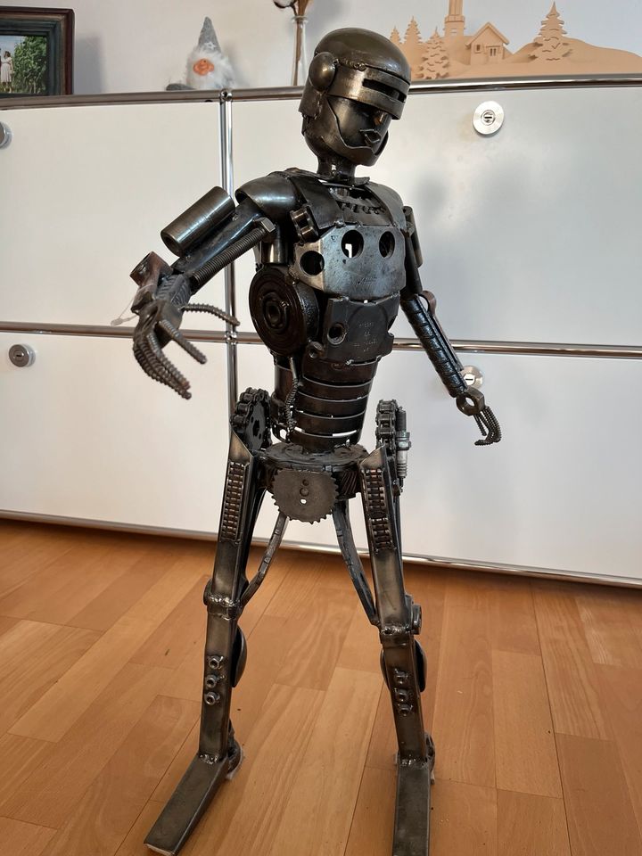 Robocop Roboter Figur geschweißt Metall in Weilrod 