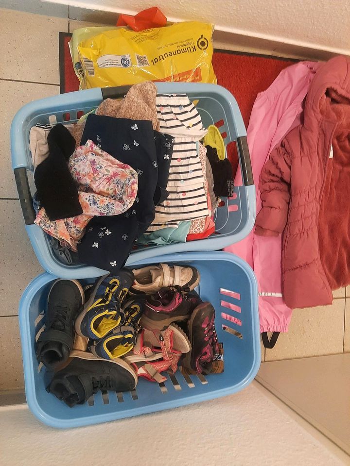 Kindersachen , Schuhe, Kleider, Matschhose in Hagen