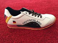 Edle, neue Sneaker Sport Schuhe Fan Fußball, ungetragen Niedersachsen - Lachendorf Vorschau