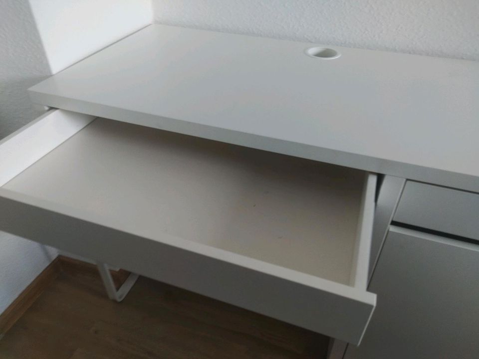 Schlichter Schreibtisch in Schwerin