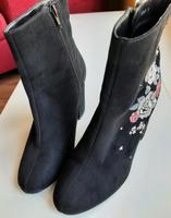 Stiefeletten schwarz mit Blumenmuster in Größe 38 Sachsen - Taucha Vorschau