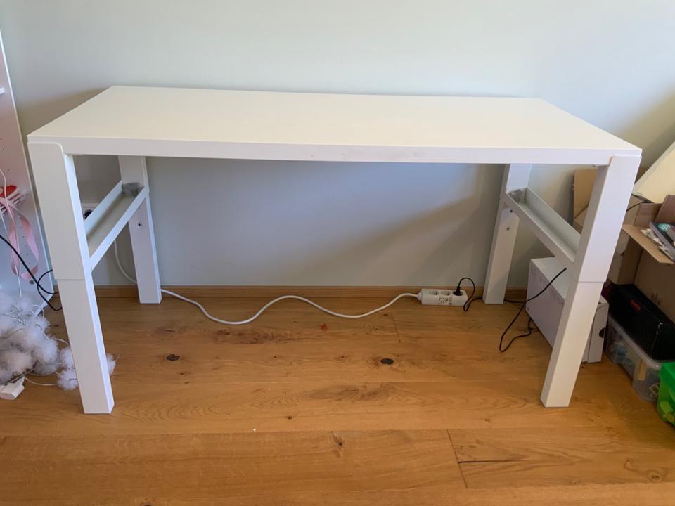 IKEA Kinderschreibtisch, weiß, guter Zustand, höhenverstellbar in München