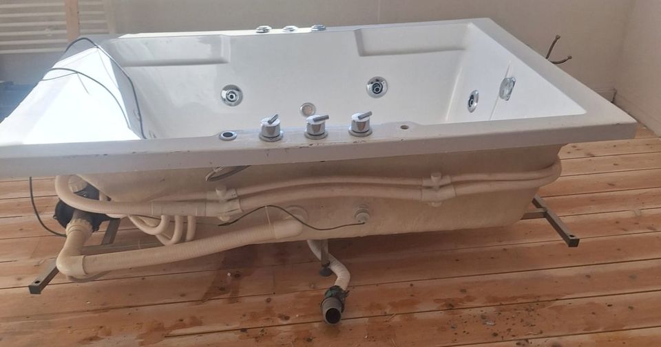 Whirlpool Badewanne 166x116x46 in Gelsenkirchen