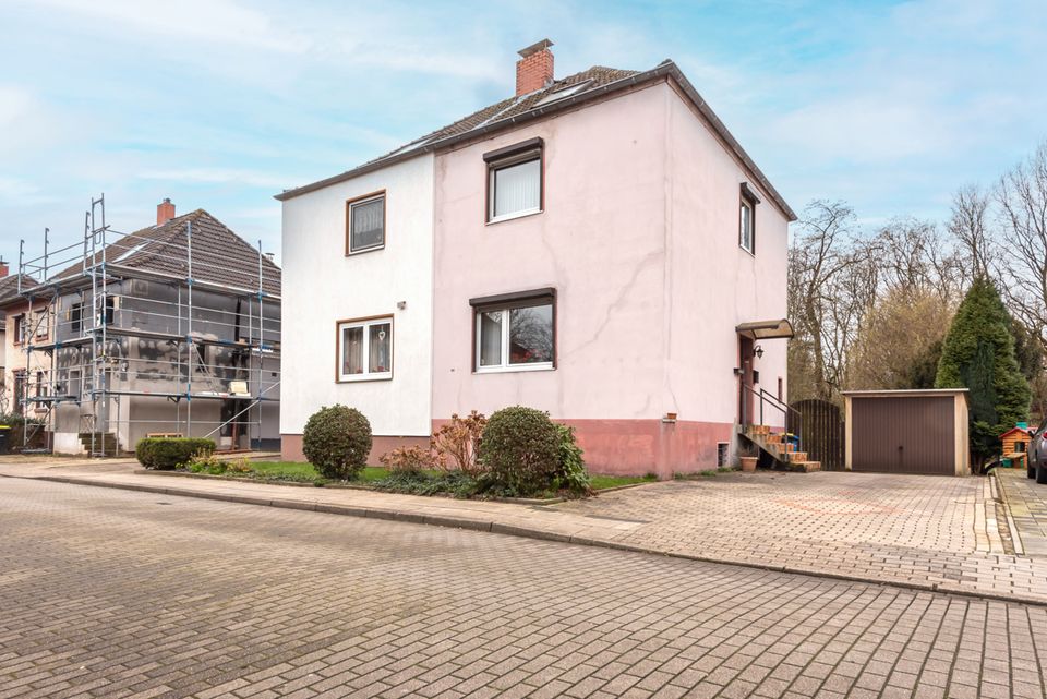 Renovierungsbedürftige Doppelhaushälfte mit großem Grundstück in Altenessen Süd in Essen