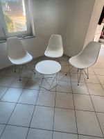 Tisch mit 3 Vitra-Replikat Stühlen in weiß Hessen - Groß-Gerau Vorschau