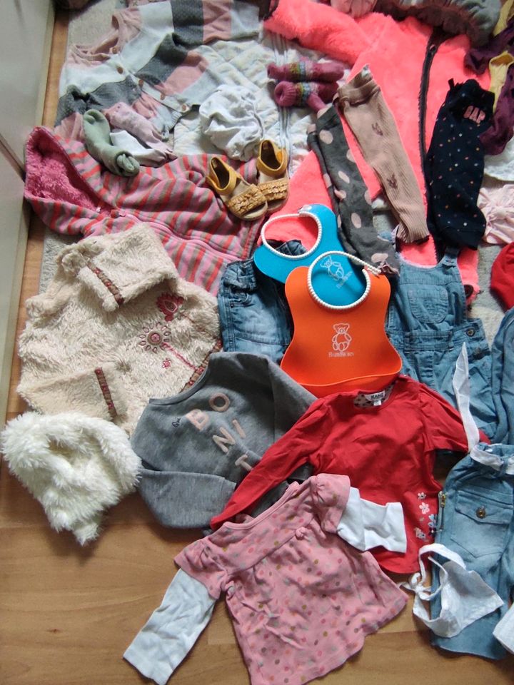 XXL Bekleidungspaket Baby 74 80 Paket Kleidung Mädchen in Markt Schwaben