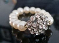 Damen Armband Modeschmuck Perlen weiß Strass  flexibel edel*6€ Niedersachsen - Oyten Vorschau