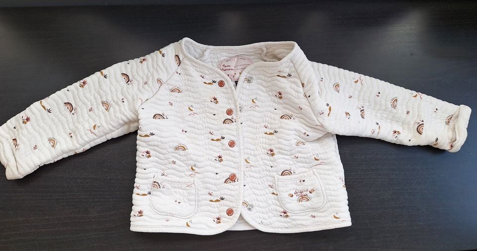 Weiße gesteppte Babyjacke mit Regenbögen, G. 86 in Berlin