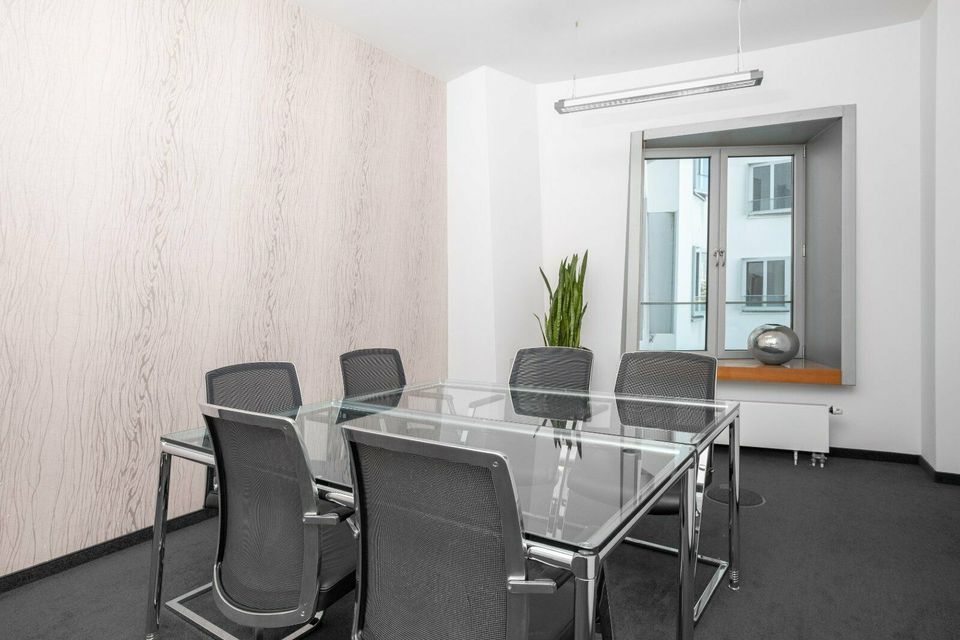 Privater Büroraum für 3 Personen in Regus Dusseldorf, Neuer Zollhof in Düsseldorf