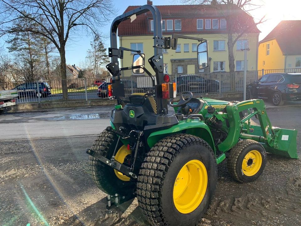 John Deere 3025E Kompakttraktor, Kommunaltraktor verfügbar in Barsinghausen