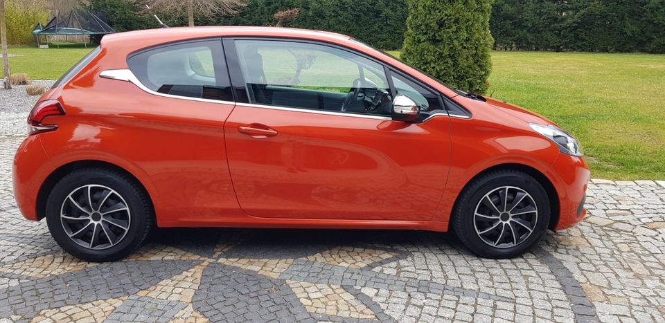 Peugeot 208 1.2 Allure Alu 17'' Rückwärts Kamera in Klipphausen