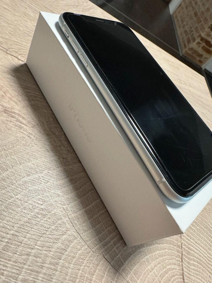 iPhone XR weiß in Kissing