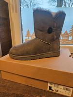 NEU UGG Bailey Button, grau Gr. 43 Nordrhein-Westfalen - Bocholt Vorschau