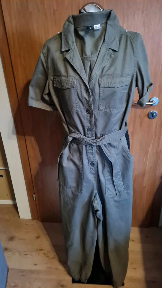 H&M Jumpsuit 22€+Esprit Sneaker 14€/34€(Jeanshemd verkauft) in Volkmarsen