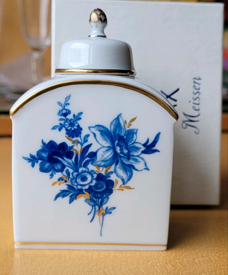 Meissen Teedose Aquatinta mit Blauer Blume / Goldstaffage in Mülheim (Ruhr)