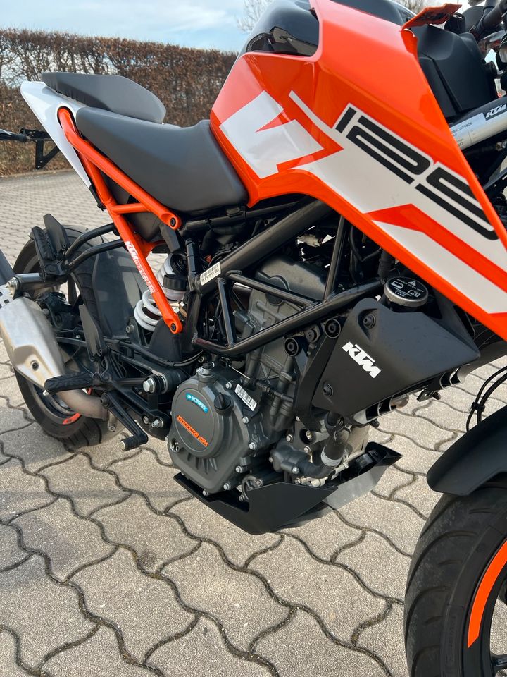 KTM Duke 125 Motorrad Naked Bike in Ingolstadt