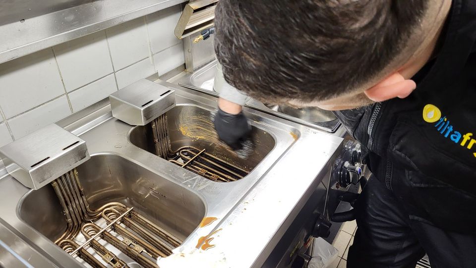 Regelmäßige Fritteusenreinigung + Mikrofilterung des Frittieröls in Berlin