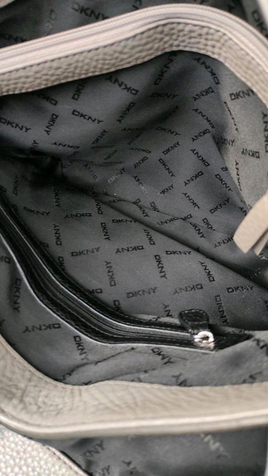 Graue DKNY Handtasche in Meerbusch