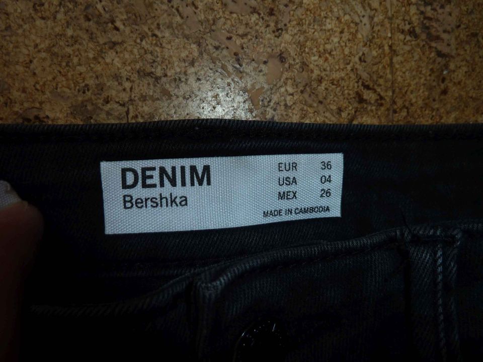 bershka Jeans Gr. 36 anthrazit "high rise cropped" in Offenburg