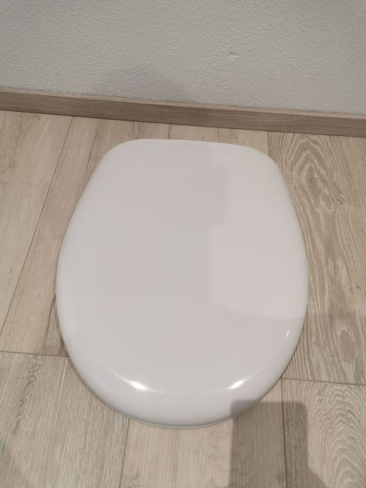 Stand WC, Stand Tiefspül WC, Vigour mit Deckel – Neu in Kelheim