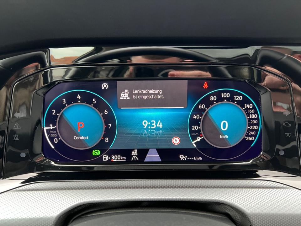 Volkswagen Golf VIII 1.5 eTSI/LED/AHK/Pano/Standh/ACC/R-Kam in Hünfeld