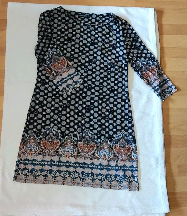 Kleid mit schönem Muster, weicher Stoff Gr M in Solingen