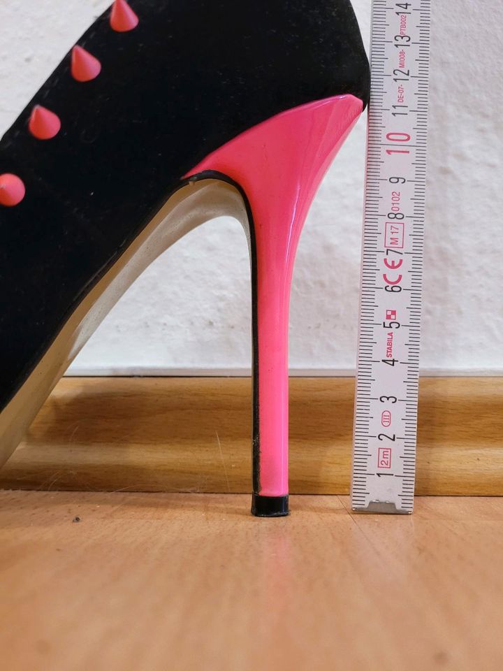 Nieten Pumps, neon pink, 38, 9cm Absatz in Bad Langensalza