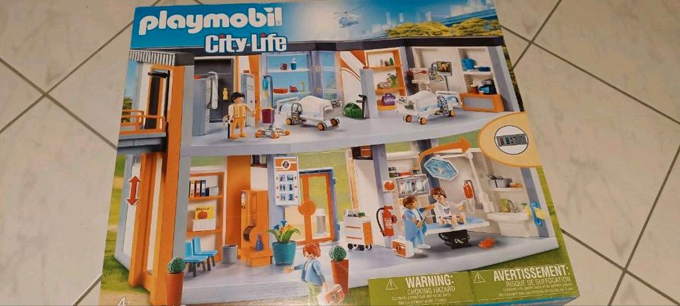 Playmobil Krankenhaus und Krankenwagen in Erharting