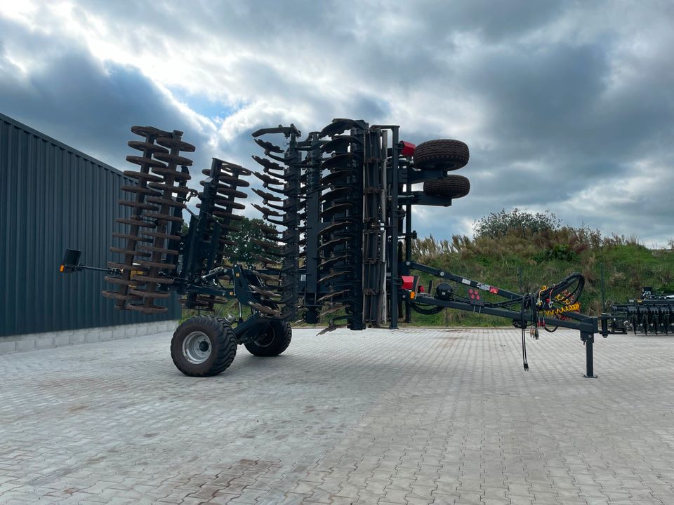 Kurzscheibenegge Scheibenegge 6m mit Fahrwerk U-Profil-Walze in Klein Berßen