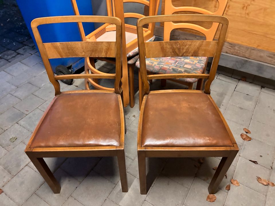 2 Stühle mit lederner Sitzfläche in Lindau