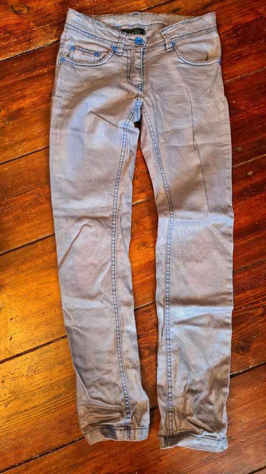 coole Jeans Jette by staccato Gr. 152 metallic Glitzer lila grau in Berlin