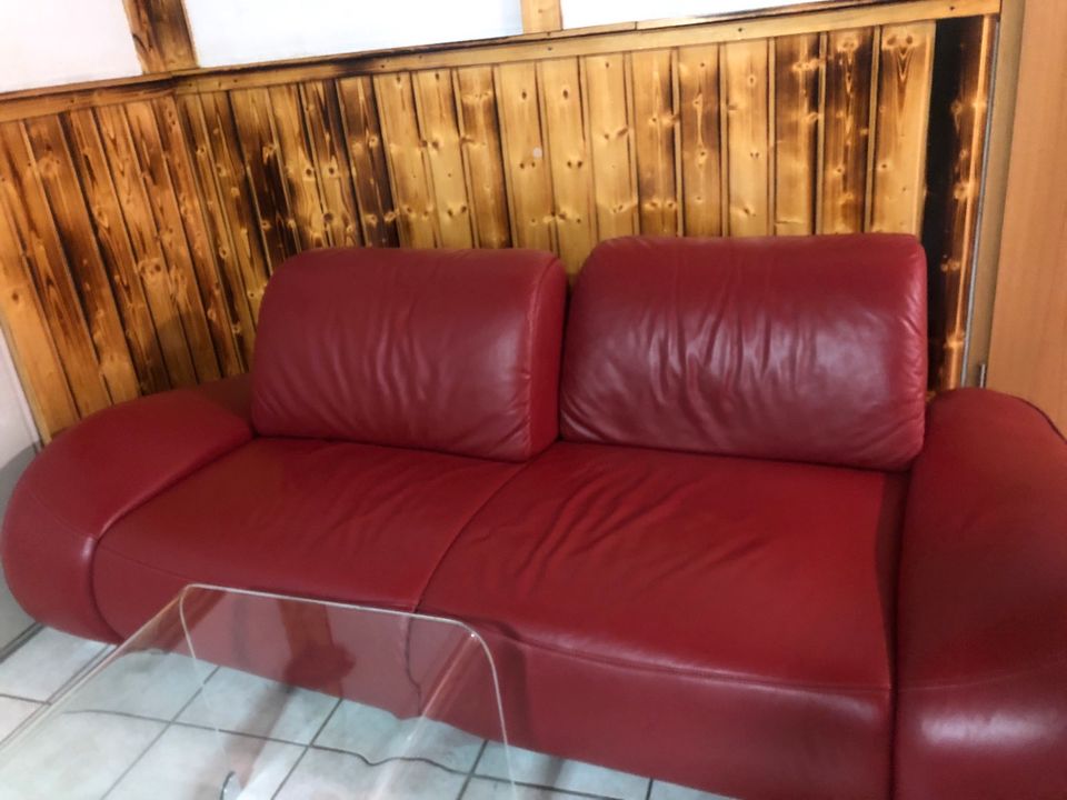 XL Leder Couch Neuwertig in Rot Es muss raus ich brauche Platz in Elsdorf