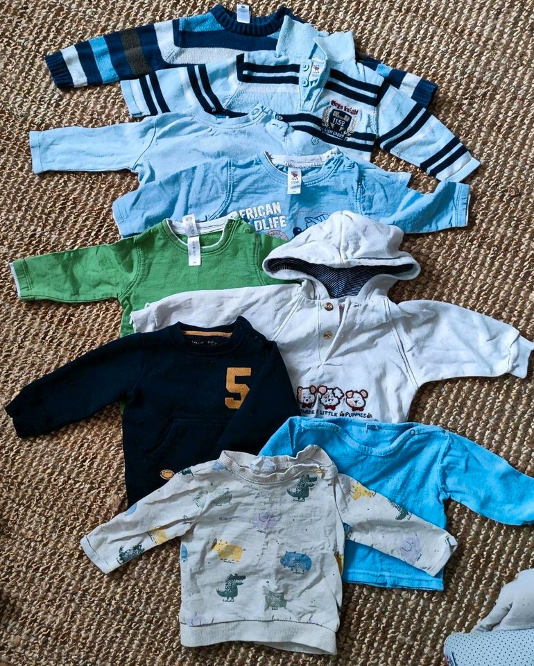 Kleiderpaket 68 Jungen, 32 Teile, Schlafanzüge, Hosen, Pullover, in Würzburg