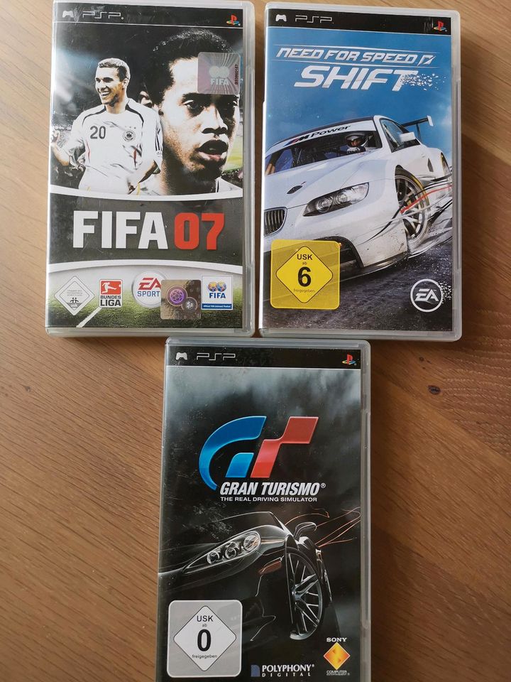 PSP, 3x Hülle, 1x Hűlle + Spiel in Velbert