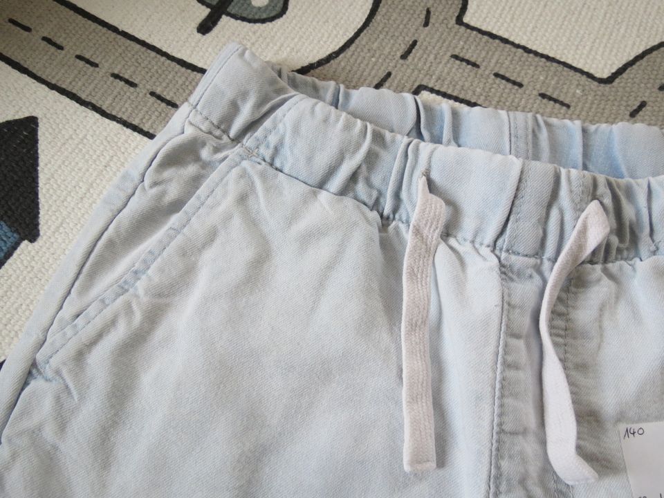 coole Shorts - H&M - Denim - Gr.140 - hellblau - kurze Hose in Eisenberg