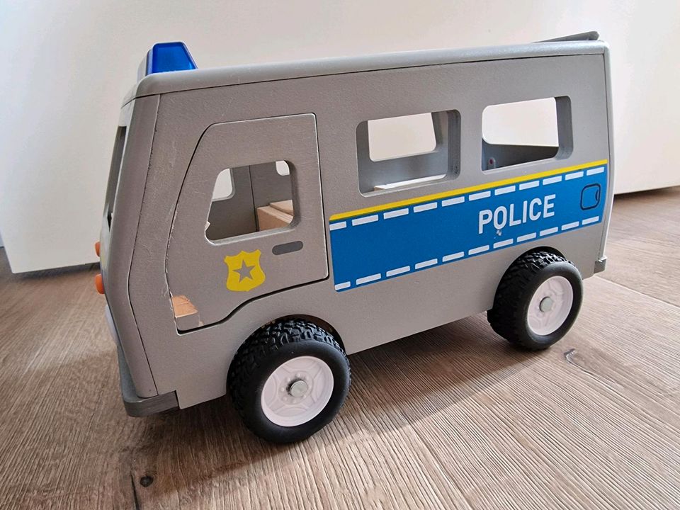 Playtive Junior Holzspielzeug Polizeiauto Polizist Räuber in Eggersdorf