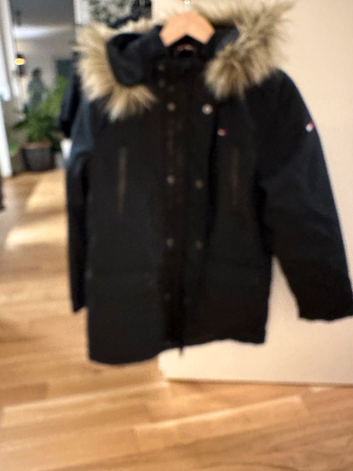 Kinder Winterjacke von Tommy Hilfiger in Berlin