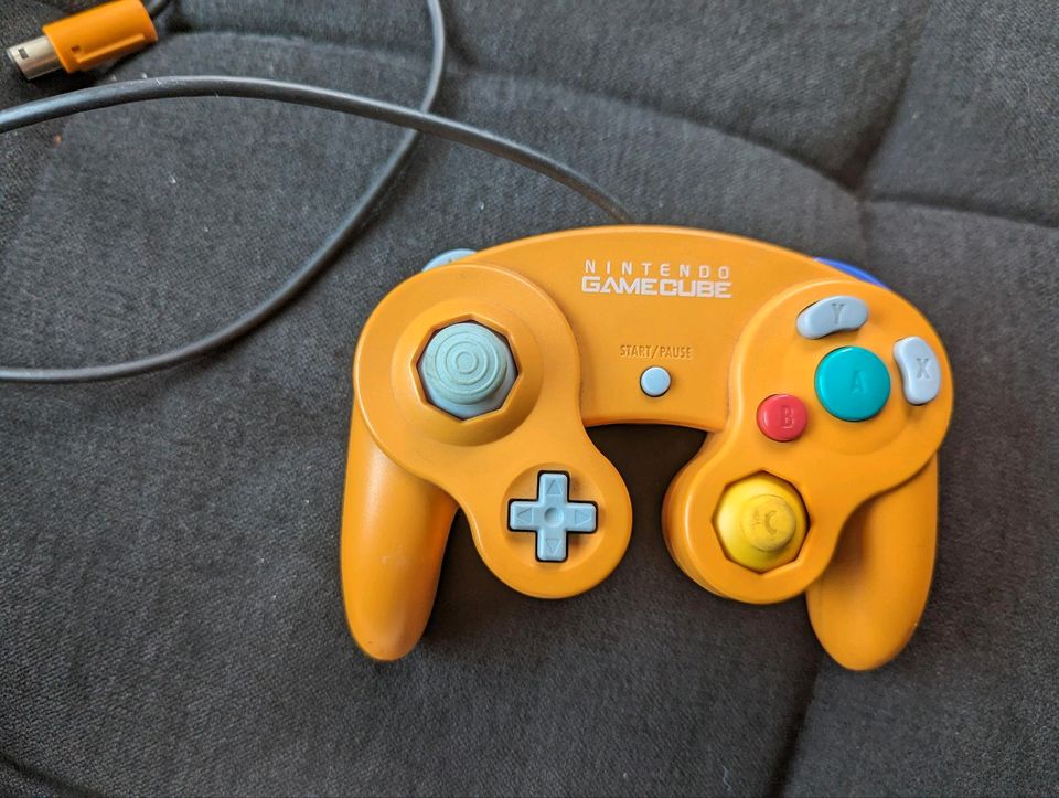 Spice orange GameCube controller in Viersen