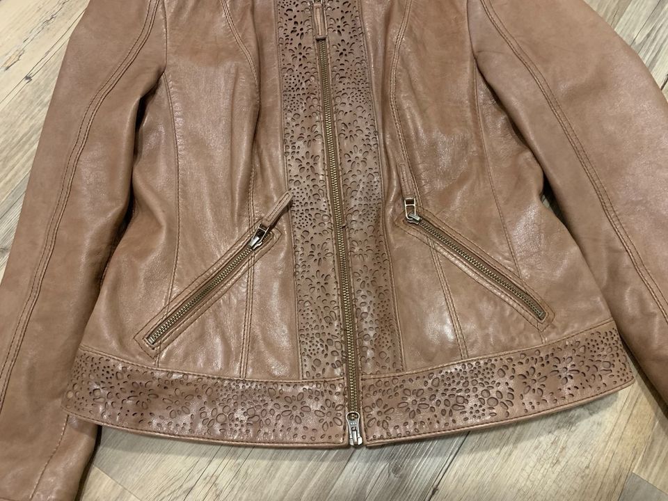 Braune Lederjacke mit schönem Muster in Beuren