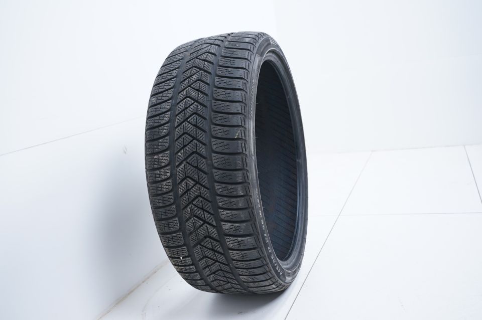 1 x Winterreifen Pirelli 245 35 21 Zoll  DOT16 ca. 5mm in Ergolding