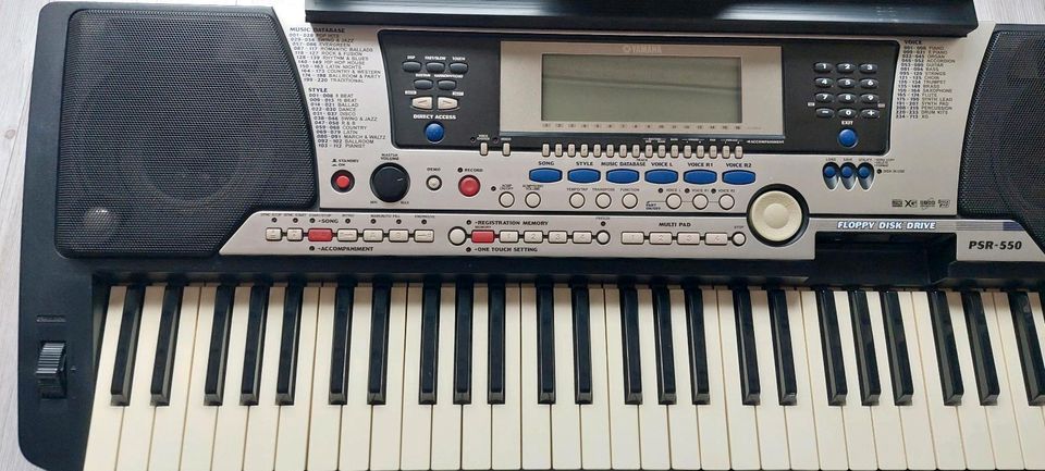 Keyboard Yamaha PSR-550 in Olpe