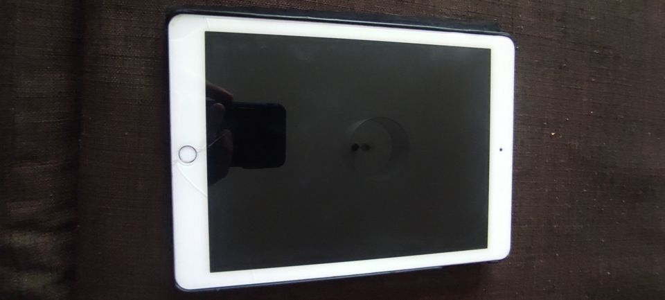 iPad 6th generation 9.7 inch WiFi 128gb Silver/White in Stuttgart