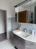 Waschtisch mit Spiegel Waschbecken grau mit Armatur  Licht Nordrhein-Westfalen - Troisdorf Vorschau