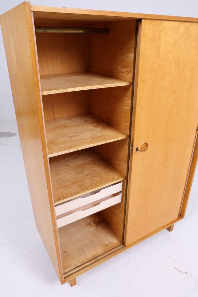 Vintage Kleiderschrank mit verschließbaren Schiebetüren | Mid Century Schrank 60er Jahre Wäscheschrank  Birke Holz Retro 70er in Berlin